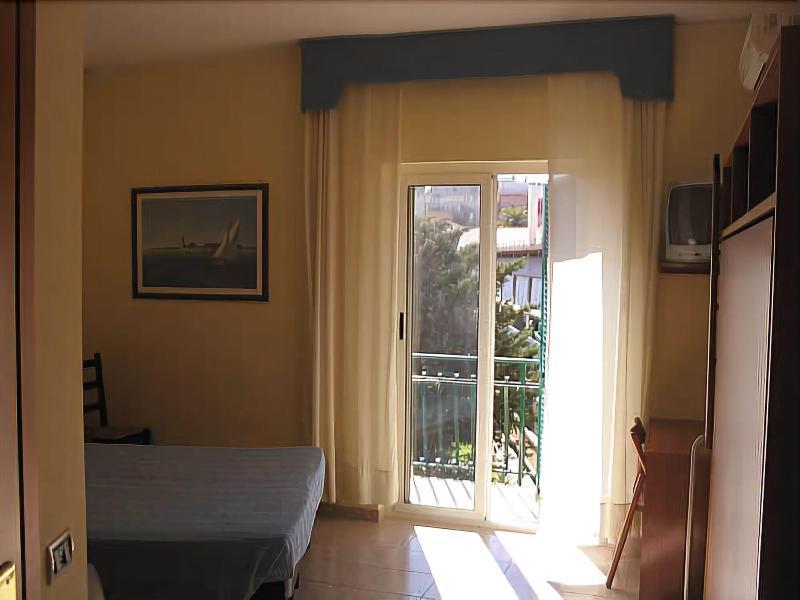 Hotel Torre Antica Loano Bagian luar foto