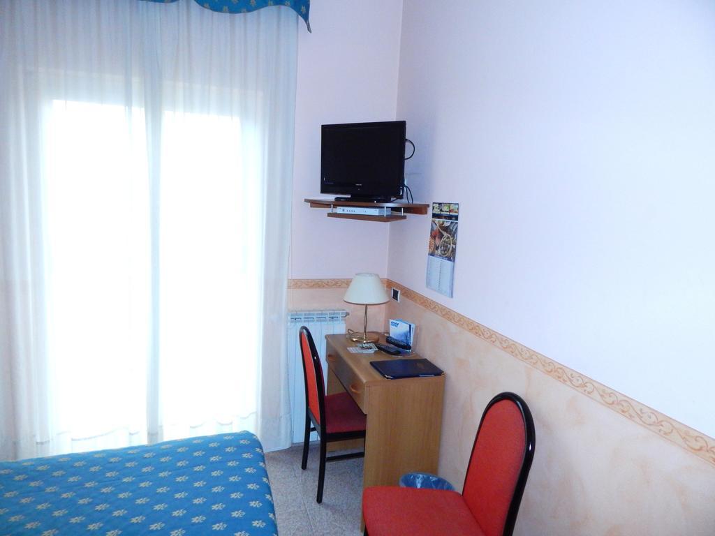 Hotel Torre Antica Loano Ruang foto
