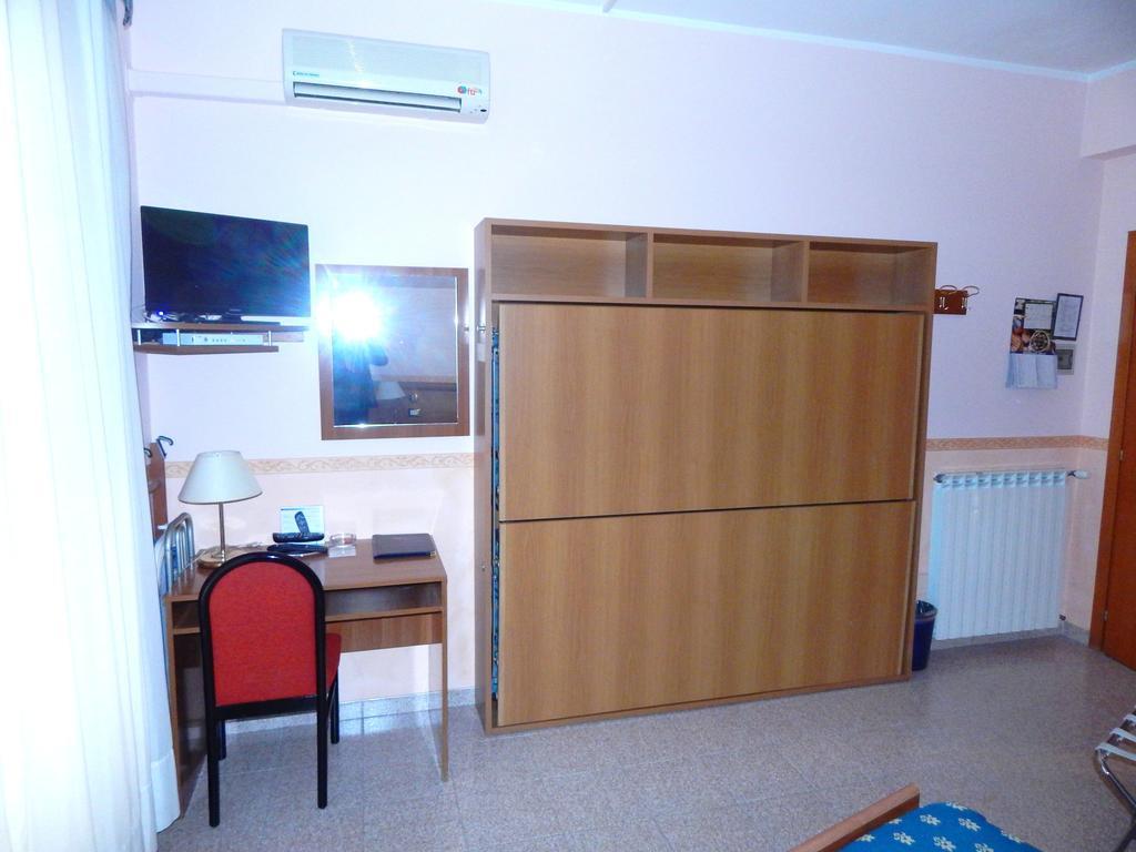 Hotel Torre Antica Loano Ruang foto