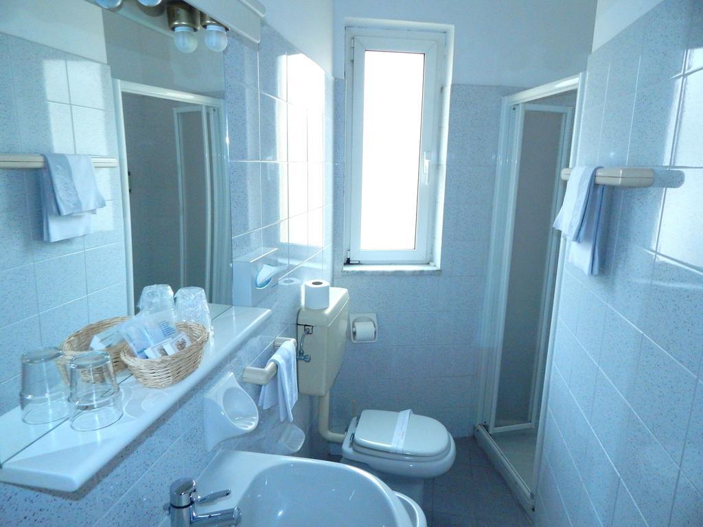 Hotel Torre Antica Loano Ruang foto
