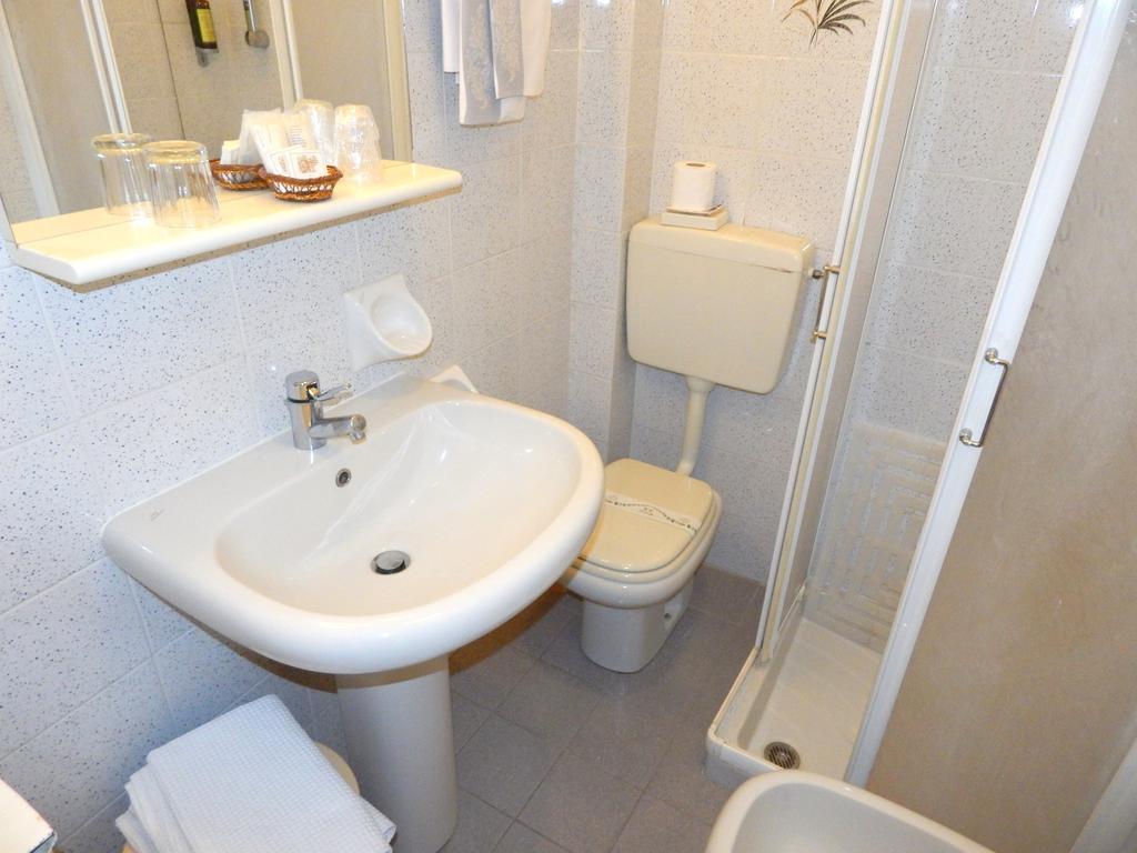 Hotel Torre Antica Loano Ruang foto