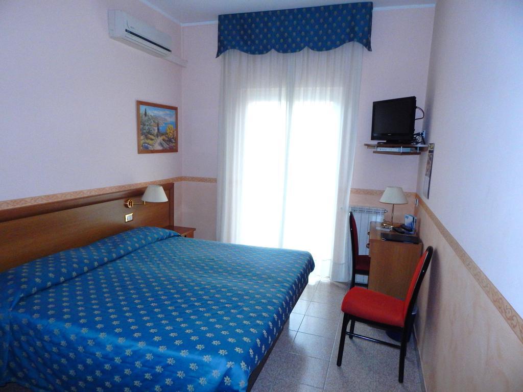 Hotel Torre Antica Loano Ruang foto