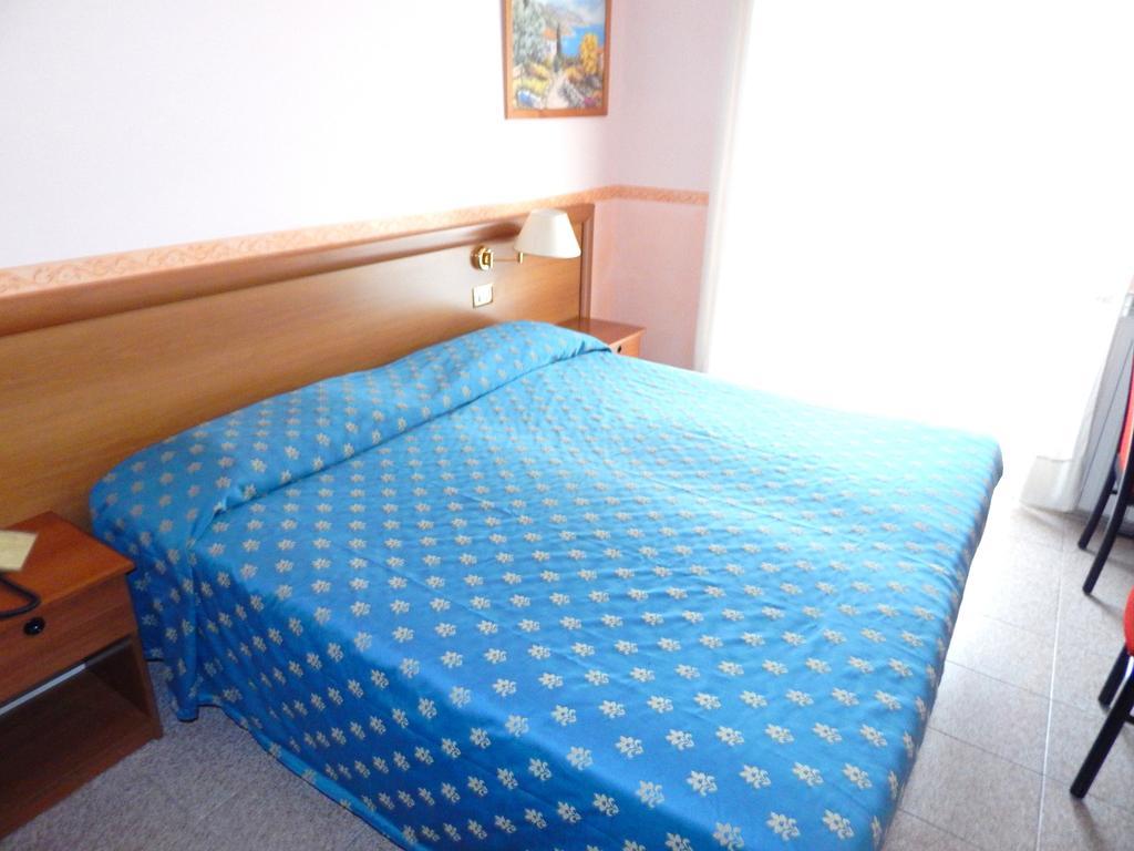 Hotel Torre Antica Loano Ruang foto