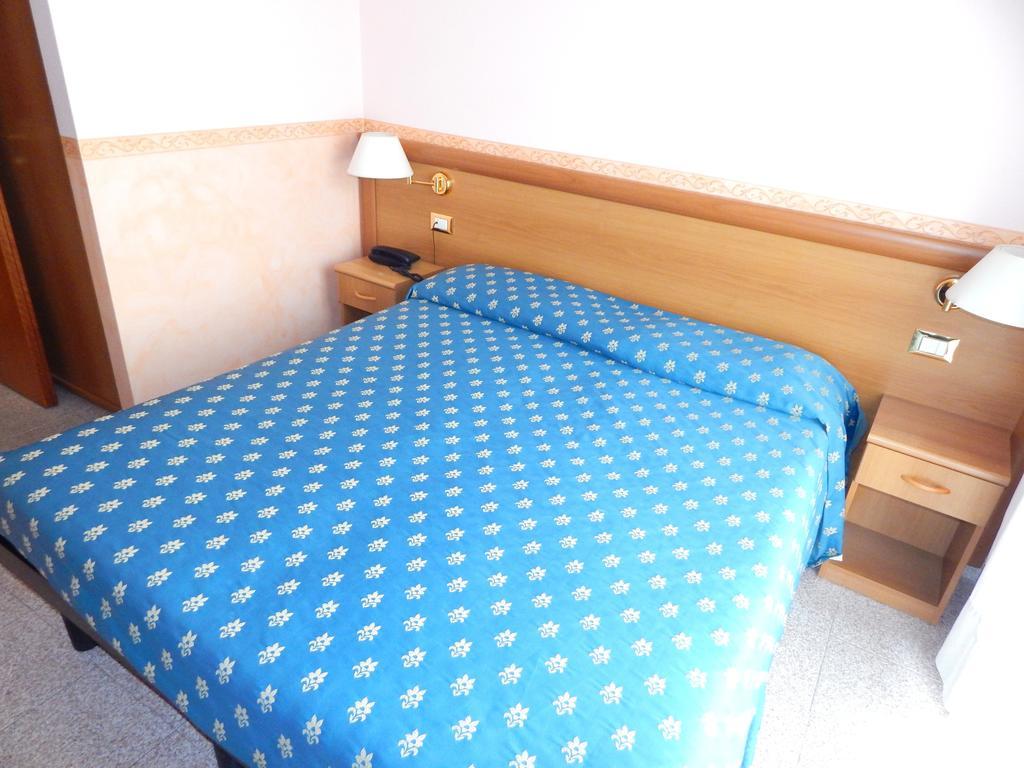 Hotel Torre Antica Loano Ruang foto