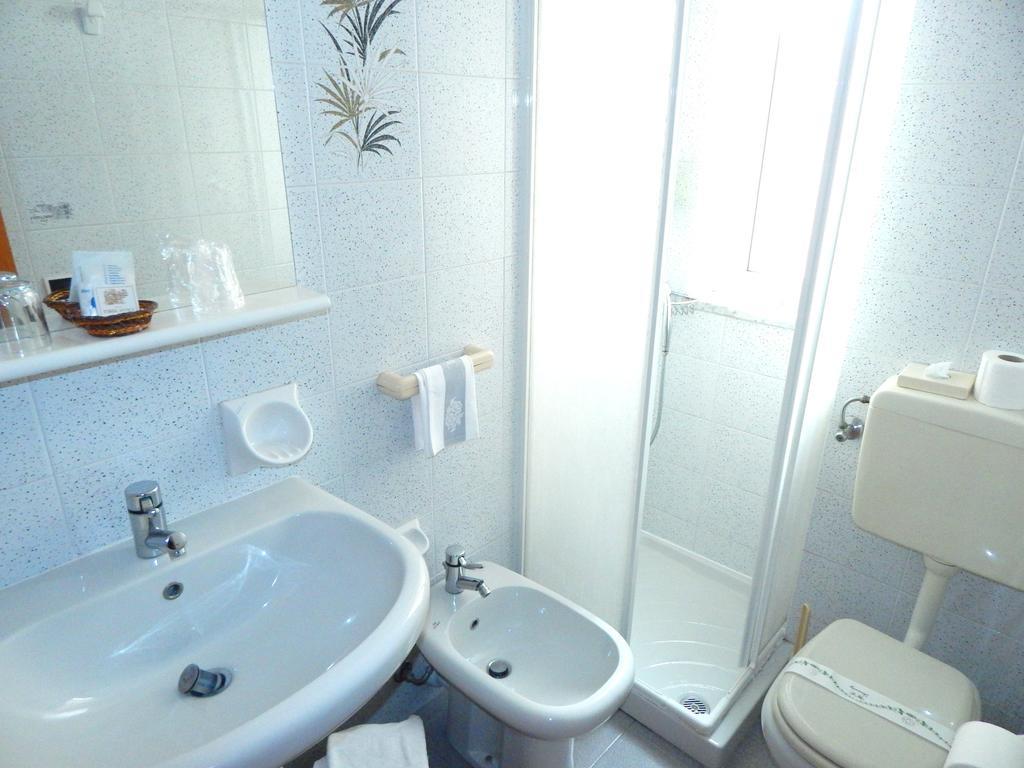 Hotel Torre Antica Loano Ruang foto