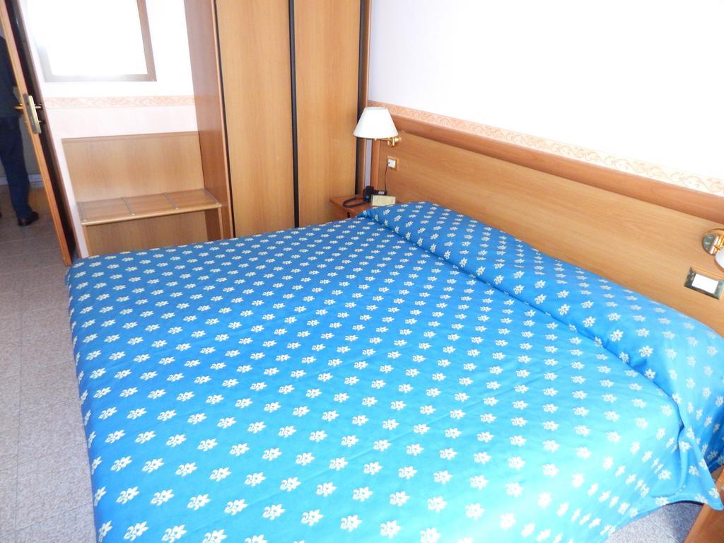 Hotel Torre Antica Loano Ruang foto