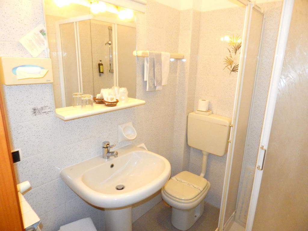 Hotel Torre Antica Loano Ruang foto